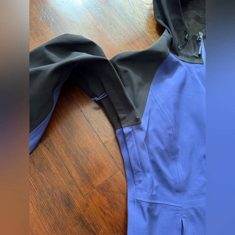 The North Face Gortex Rainshell - Picture 4 of 5